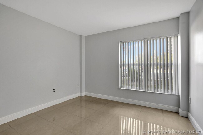 Building Photo - 4156 Inverrary Dr