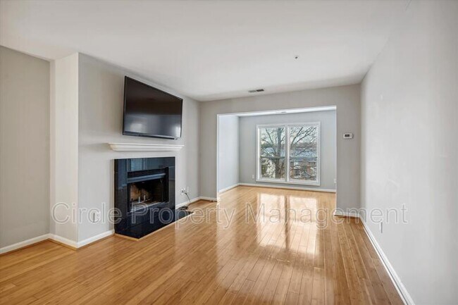 Building Photo - 3175 Summit Square Dr