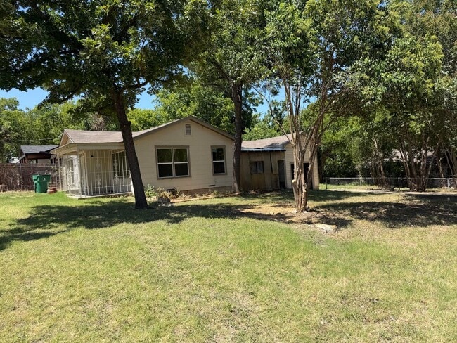 Building Photo - 3709 Beverly Dr