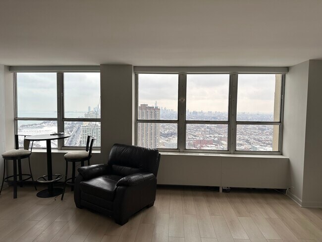 Foto del edificio - 655 W Irving Park Rd