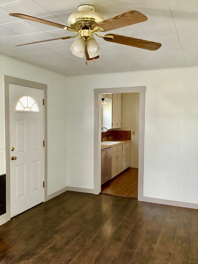 Building Photo - cute two bedroom
