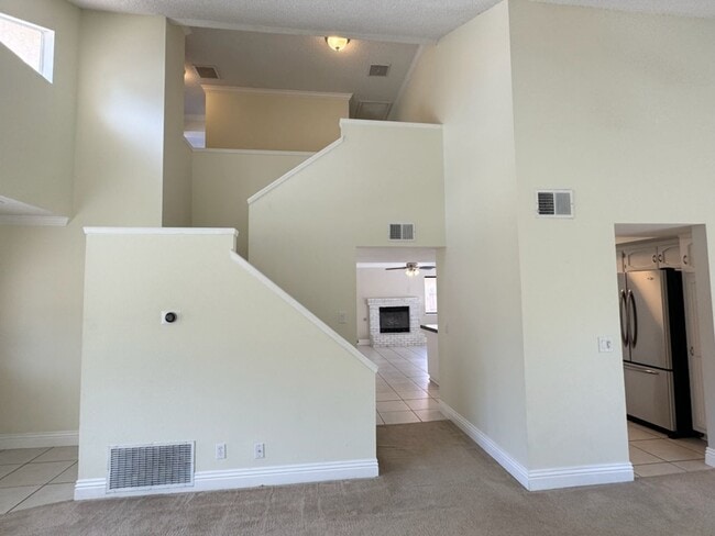Building Photo - Please contact Vaughn Realty to set up an ...