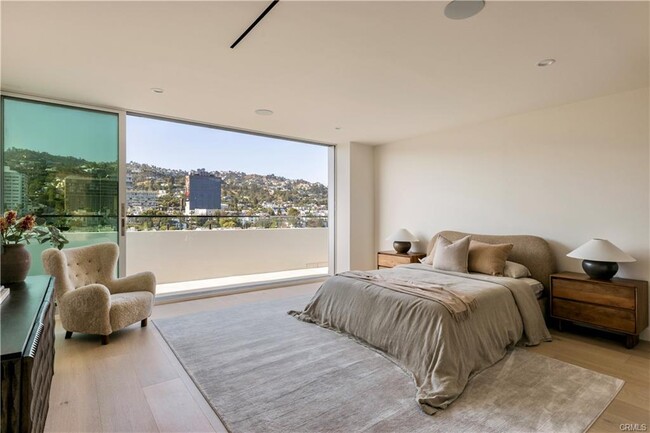 Building Photo - 838 N Doheny Dr