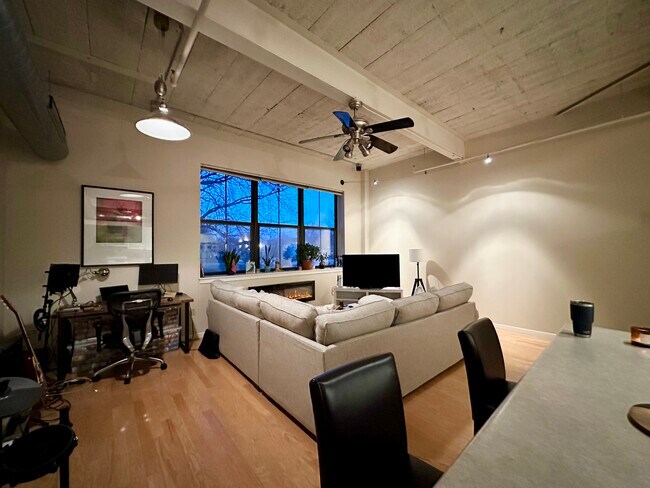 Building Photo - Spacious 1bed/1ba condo in Brewers Hill!