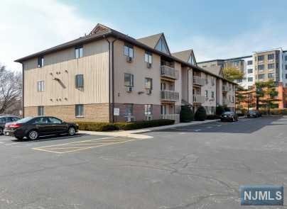 Foto del edificio - 651 Riverside Ave