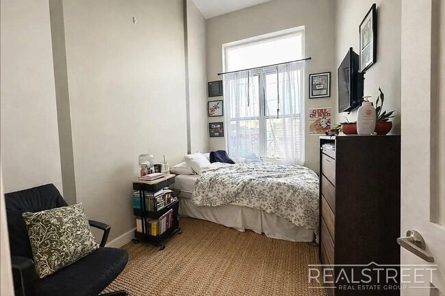 Foto del edificio - Spacious 3-Bedroom Residence Near Maria Hernandez Park