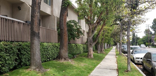 Building Photo - 15215 Magnolia Blvd
