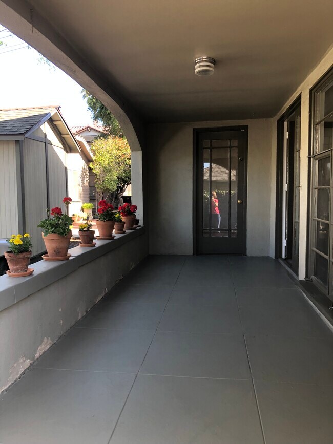 Foto del edificio - 242 N Wilson Ave