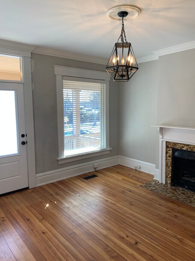 Sala de estar/habitación delantera - 396 W 1st Ave