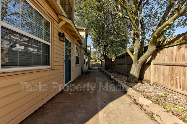 Building Photo - 308 Vicksburg Cir