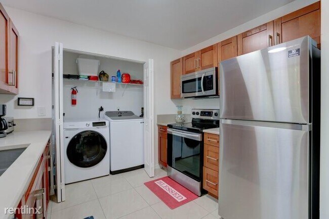 Building Photo - 3 br, 2 bath House - 254 E 25th St