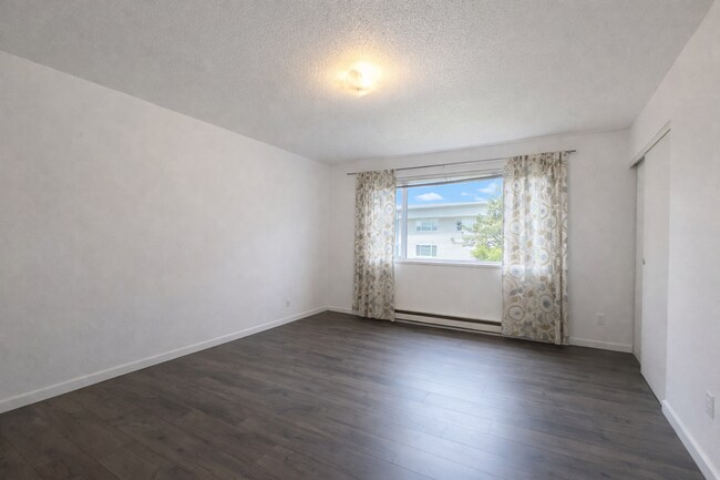 Foto del edificio - Open & Bright SW Portland 3 Bedroom Home - End Unit & Nature Views