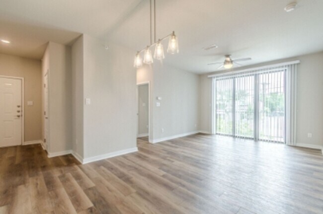 Building Photo - 711 S Frio St