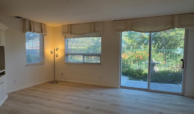 Foto del edificio - 5630 Highcrest Ct