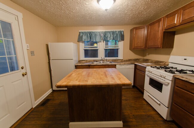 Foto del edificio - Spacious 3 bedroom, 1 bath Home - Availabl...