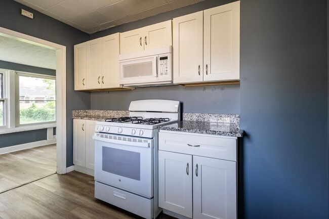 Building Photo - Renovated 2 bedroom/1 bathroom House in Co...