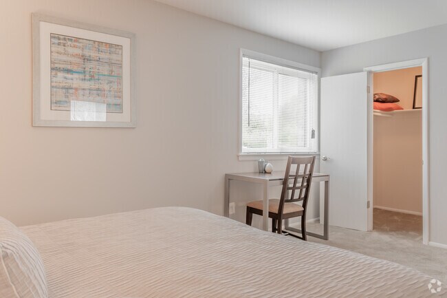 2BR, 1BA - 946SF - South Port