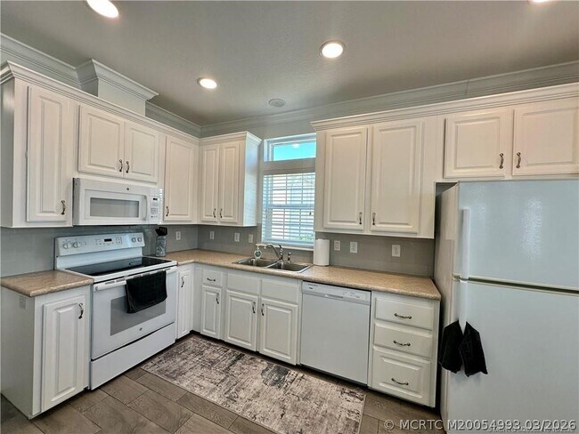 Building Photo - 138 NE Coastal Dr