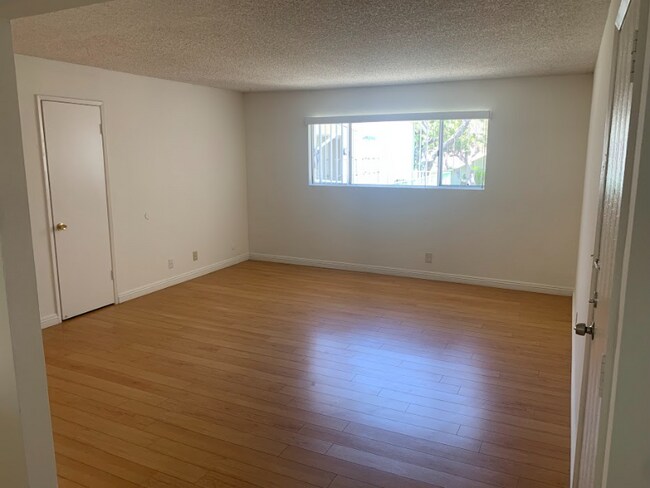 Foto del edificio - 300 W Norwood Pl