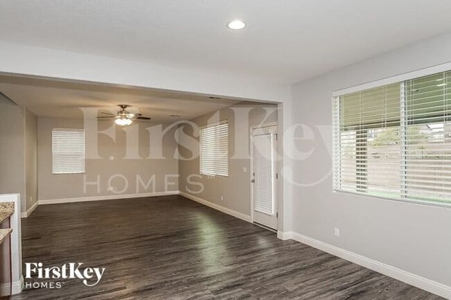 Building Photo - 997 Crescent Falls St
