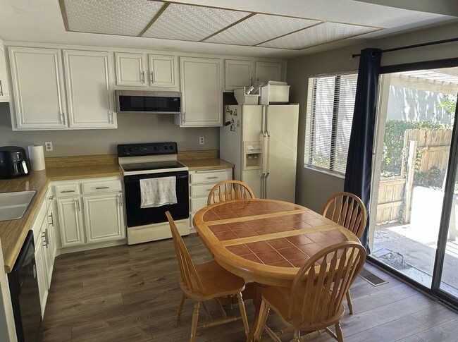 Building Photo - 336 S Travelodge Dr