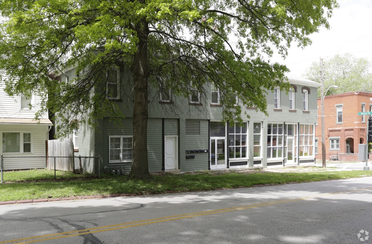 Building Photo - 900 S Broadway St