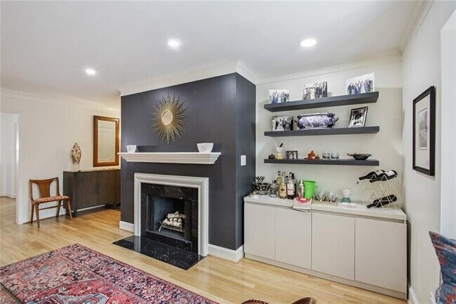 Building Photo - 35 Chaumont Square NW