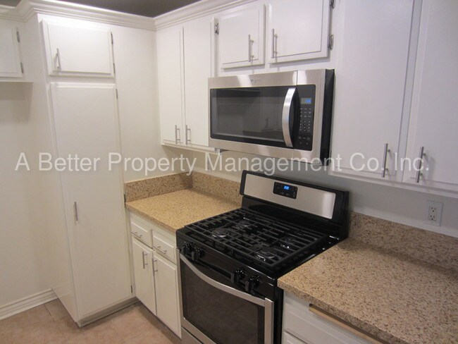 Building Photo - 3727 Country Club Dr