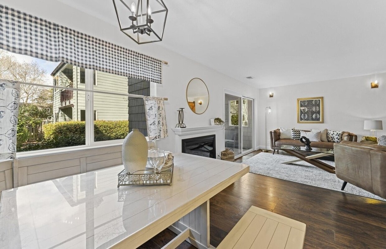 Building Photo - "Charming 2-Bed Apartment with Elegant Fin...