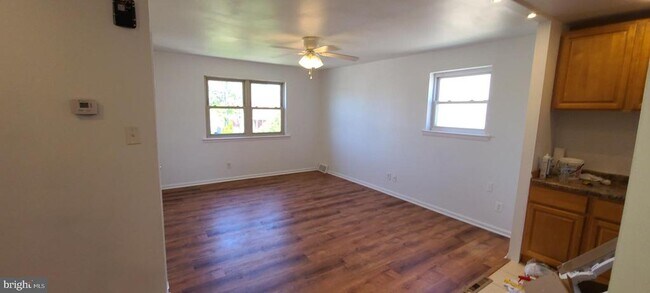 Building Photo - 9403 Lansford St