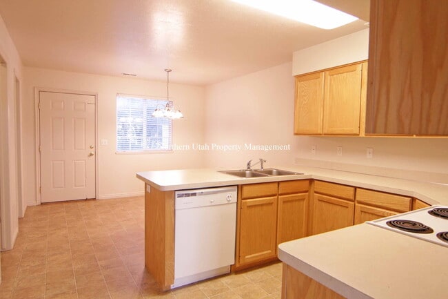 Building Photo - 2 Bed, 2 Bath Townhome