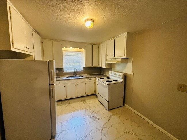Building Photo - 377 E Leavell Woods Dr