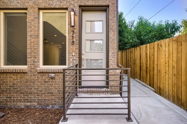 Foto del edificio - 3 bedroom / 3.5 bath Townhome + 2 Large Flex Spaces & Spacious Roof Top Deck!