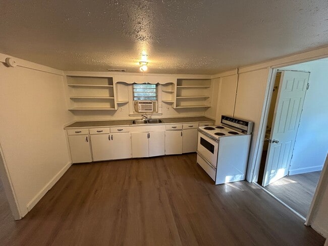 Building Photo - 1,200.00 MOVE-IN-SPECIAL