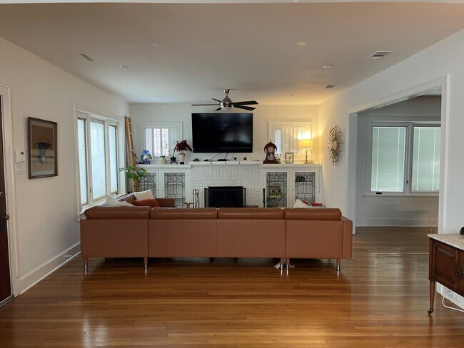 Building Photo - 327 Parland Pl