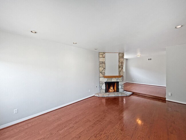 Building Photo - Spacious 3BD/2BA House in Allied Gardens W...