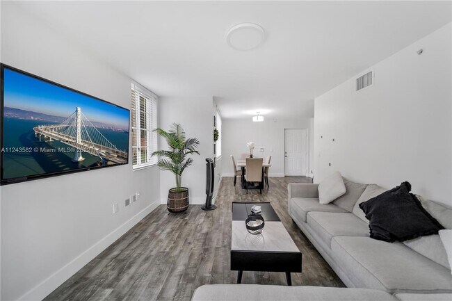 Foto del edificio - 2113 Renaissance Blvd