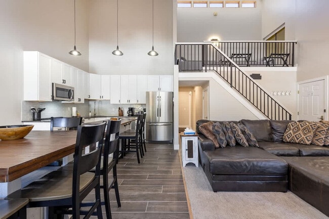 Building Photo - 815 Columbine Rd