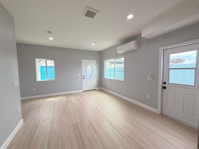 Foto del edificio - 5256-5260 Groveland Drive