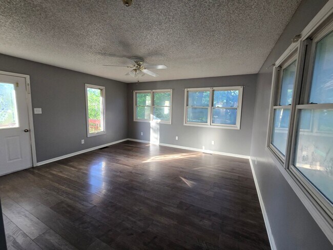 Foto del edificio - 4 bedroom 2 bath house