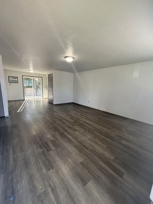 Foto del edificio - 14206-14206 E 3rd Ave