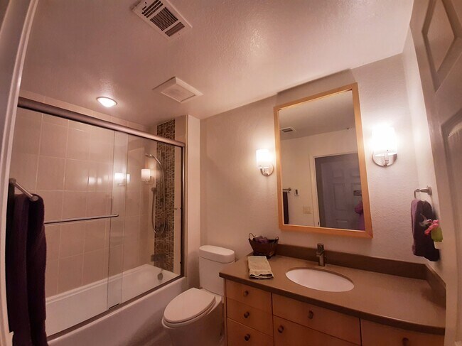 Baño privado al otro lado del pasillo - 321 Village Creek Rd