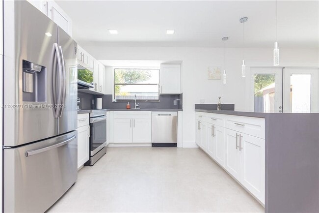 Building Photo - 4996 SW 95th Ave