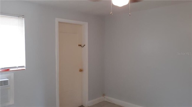 Building Photo - 2035 Edgewater Dr