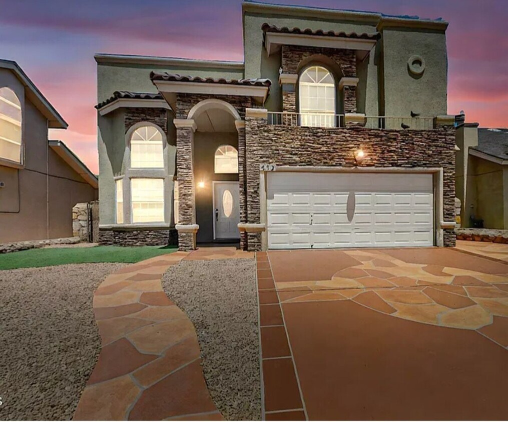 Foto principal - 4 BEDROOM 3 BATHROOM HOME! fully remodeled...