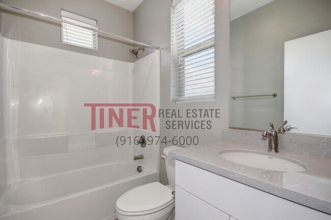 Foto del edificio - Modern 2 bedroom condo in Upper Land Park