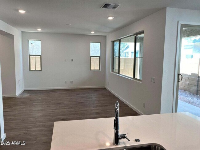 Building Photo - 1323 W Bluejay Dr