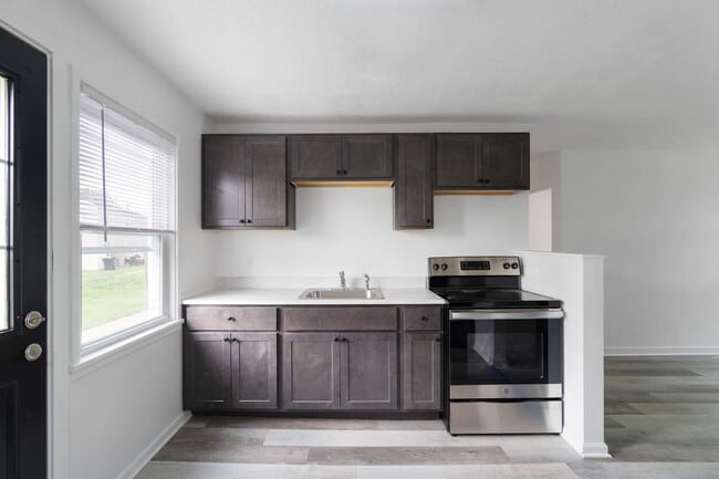 Building Photo - 4BR Townhouse in Midland, PA!!