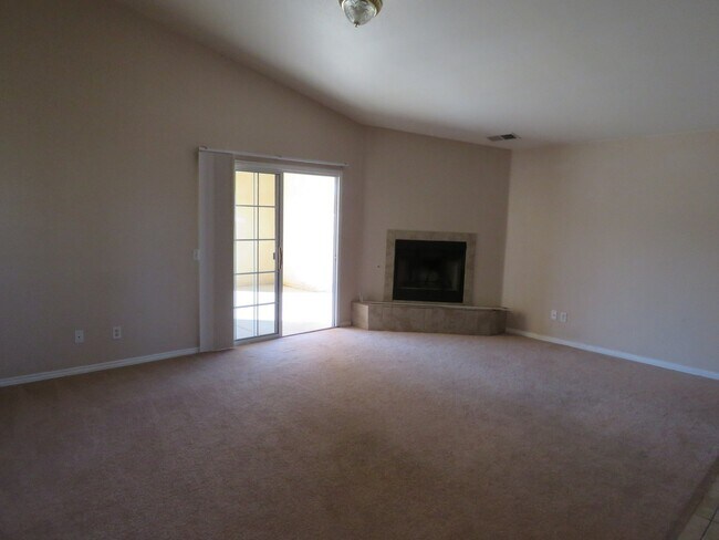 Building Photo - Spacious home close to town!!