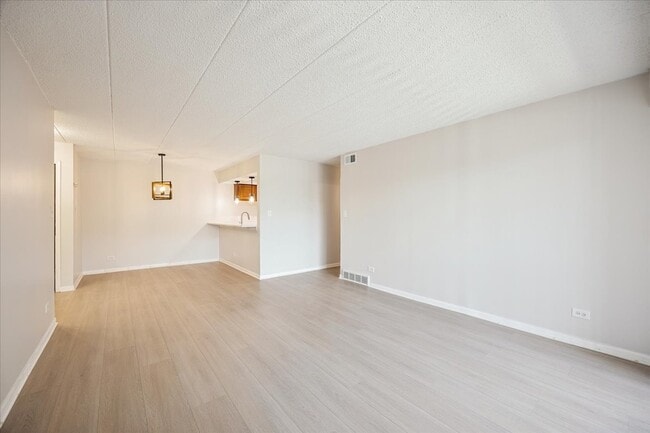 Building Photo - 13620 Lamon Ave
